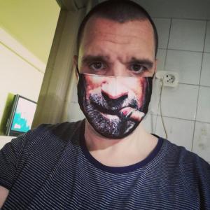 én